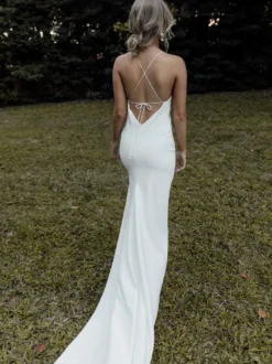 Robe de mariée simple blanche gaine col en V sans manches dos nu taille naturelle croisée devant fendue robes de mariée à lacets