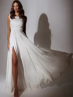Robe de mariée simple col carré jupe fendue plissée au sol