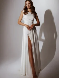 Robe de mariée simple col carré jupe fendue plissée au sol
