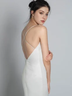 Robe de mariée simple col V jupe plissée à traîne