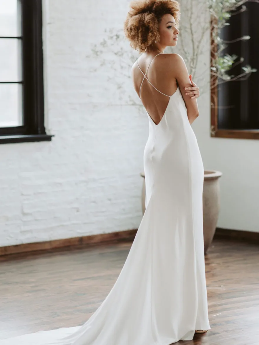 Robe de mariée simple col V jupe plissée à traîne