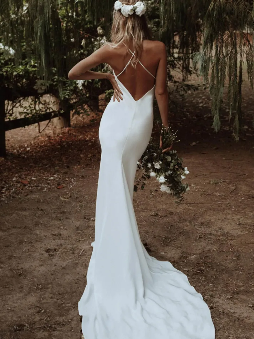 Robe de mariée simple col V jupe plissée à traîne