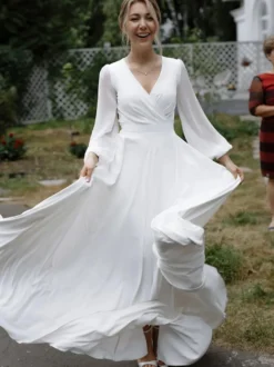 Robe de mariée simple col V manche longue jupe fendue au sol
