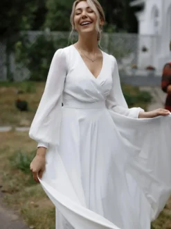 Robe de mariée simple col V manche longue jupe fendue au sol
