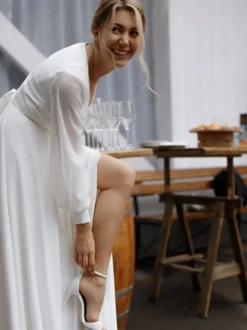 Robe de mariée simple col V manche longue jupe fendue au sol