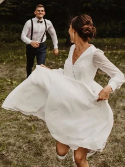 Robe de mariée simple col v manche longue à petite traîne
