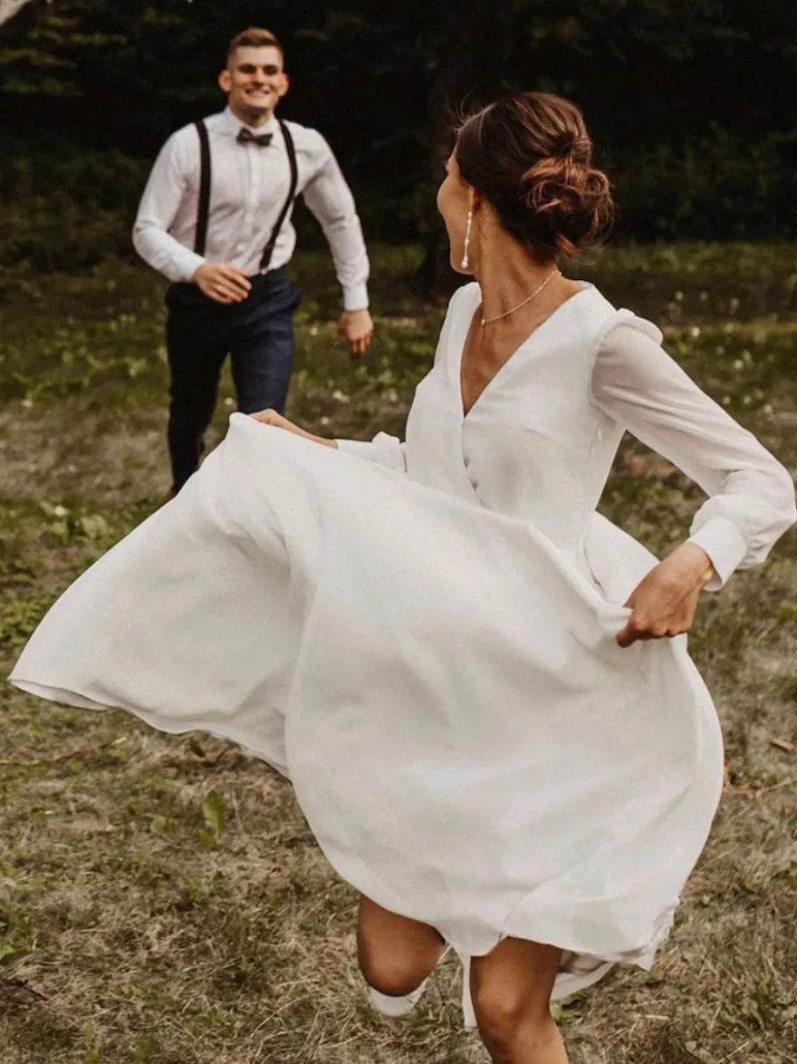 Robe de mariée simple col v manche longue à petite traîne