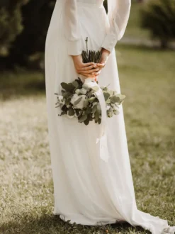 Robe de mariée simple col v manche longue à petite traîne