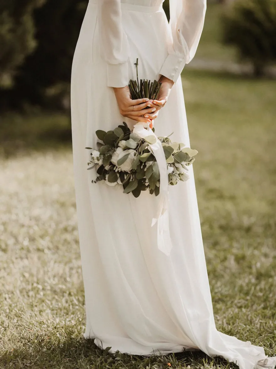 Robe de mariée simple col v manche longue à petite traîne
