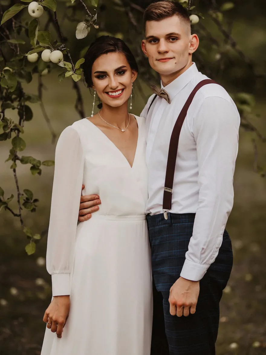 Robe de mariée simple col v manche longue à petite traîne