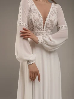 Robe de mariée simple col V manche longue dos en dentelle décoré des boutons longueur au sol