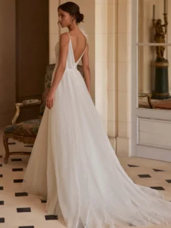 Robe de mariée simple coupe trapèze col en V sans manches en dentelle