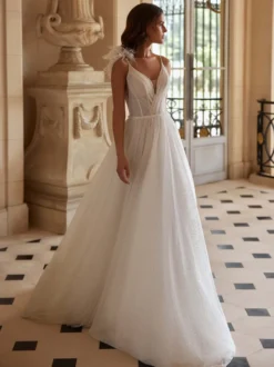 Robe de mariée simple coupe trapèze col en V sans manches en dentelle
