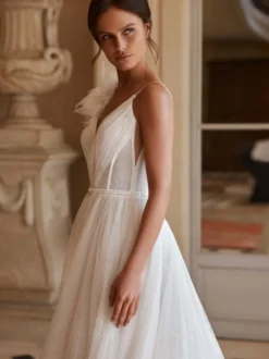 Robe de mariée simple coupe trapèze col en V sans manches en dentelle
