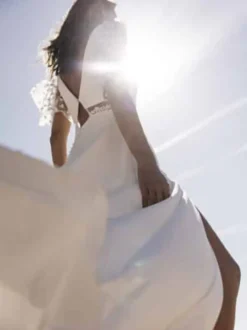 Robe de mariée simple en dentelle col en V manches courtes fente sur le devant robe de bal 30 cm