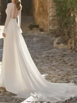 Robe de mariée simple en dentelle col en V manches longues boutonné sur dos