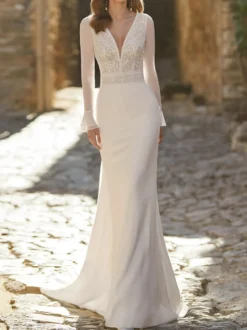 Robe de mariée simple en dentelle col en V manches longues boutonné sur dos