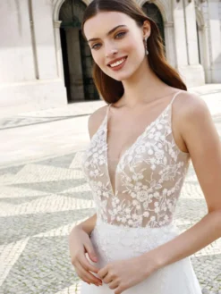 Robe de mariée simple en dentelle col en V décolleté boutonnée sur dos à traîne courte