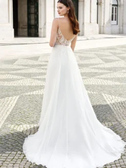 Robe de mariée simple en dentelle col en V décolleté boutonnée sur dos à traîne courte