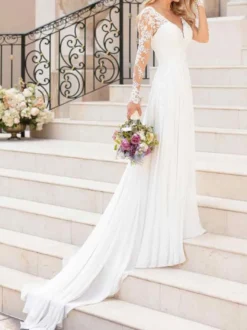 Robe de mariée simple en dentelle col V manche longue transparente à traîne