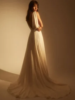 Robe de mariée Simple en mousseline de soie col en v sans manches boutonné sur dos à traîne