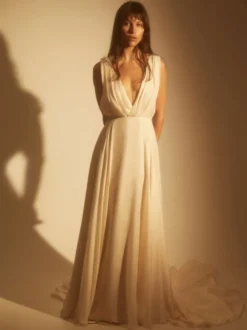 Robe de mariée Simple en mousseline de soie col en v sans manches boutonné sur dos à traîne