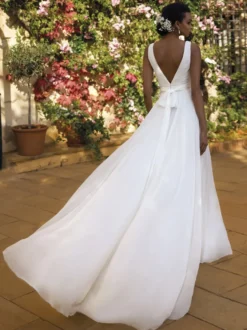 Robe de mariée simple en mousseline de soie col en V sans manches ceinture robes de mariée trapèze