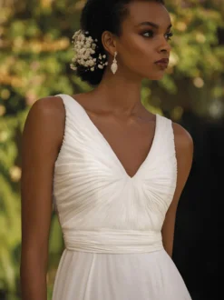 Robe de mariée simple en mousseline de soie col en V sans manches ceinture robes de mariée trapèze