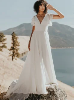 Robe de mariée simple en mousseline de soie col en V manches courtes avec petite traîne