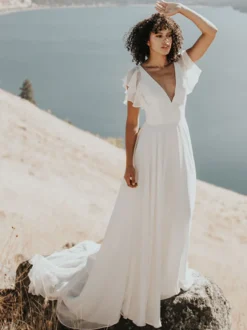 Robe de mariée simple en mousseline de soie col en V manches courtes avec petite traîne