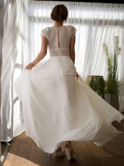 Robe de mariée simple en mousseline de soie col bijou manches courtes découpes courtes 30 cm