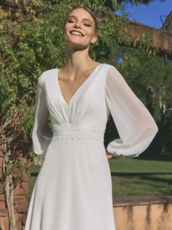 Robe de mariée simple en mousseline col en V manches longues dentelle coupe trapèze