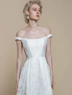 Robe de mariée simple en polyester à col bateau et fleurs en forme de A