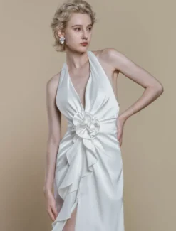 Robe de mariée simple en polyester avec décolleté sans manches et fleurs gaine 50 cm