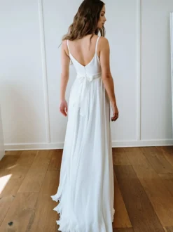 Robe de mariée simple en polyester col en V sans manches fendue sur le devant robes de mariée trapèze