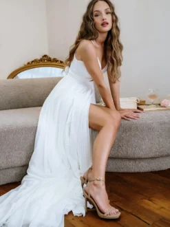 Robe de mariée simple en polyester col en V sans manches fendue sur le devant robes de mariée trapèze