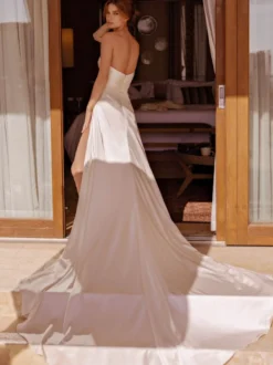 Robe de mariée simple en satin bustier zip sur dos jupe fendu à traîne