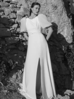 Robe de mariée simple en satin col bijou manches courtes ceinture coupe trapèze