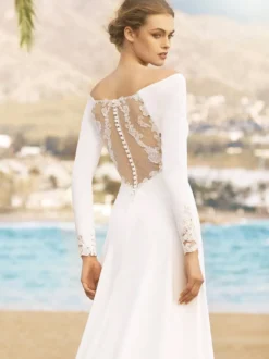 Robe de mariée simple en satin col bateau manche longue dos en dentelle boutonné à traîne