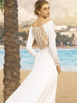 Robe de mariée simple en satin col bateau manche longue dos en dentelle boutonné à traîne