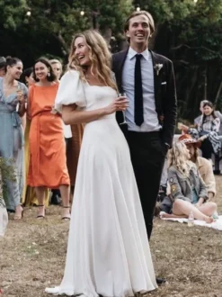 Robe de mariée simple en satin col carré manches courtes ceinture coupe trapèze