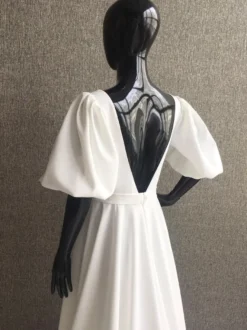 Robe de mariée simple en satin col carré manches courtes ceinture coupe trapèze