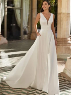 Robe de mariée simple en satin col V sans manche laçage sur dos à traîne