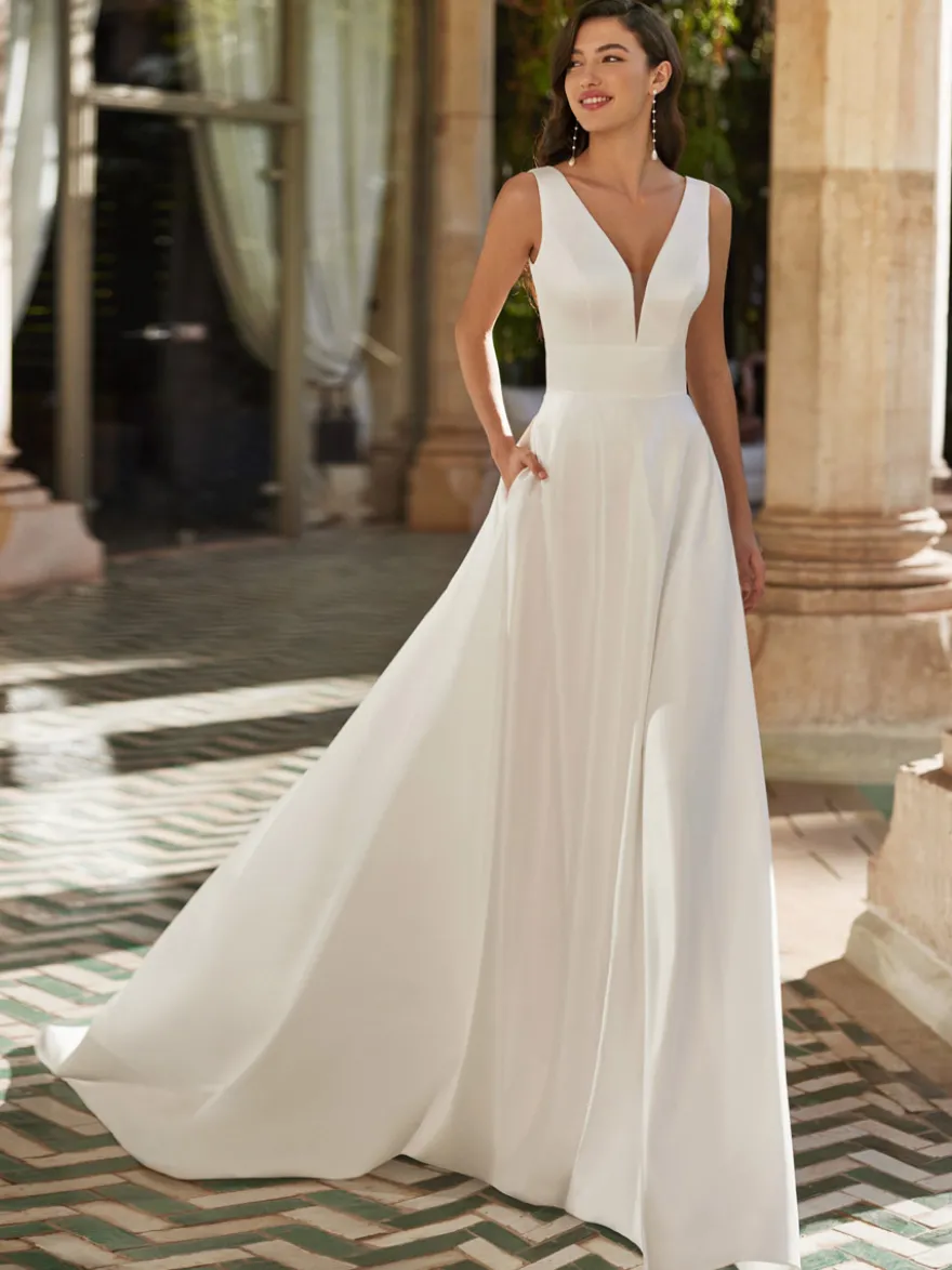 Robe de mariée simple en satin col V sans manche laçage sur dos à traîne