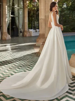 Robe de mariée simple en satin col V sans manche laçage sur dos à traîne