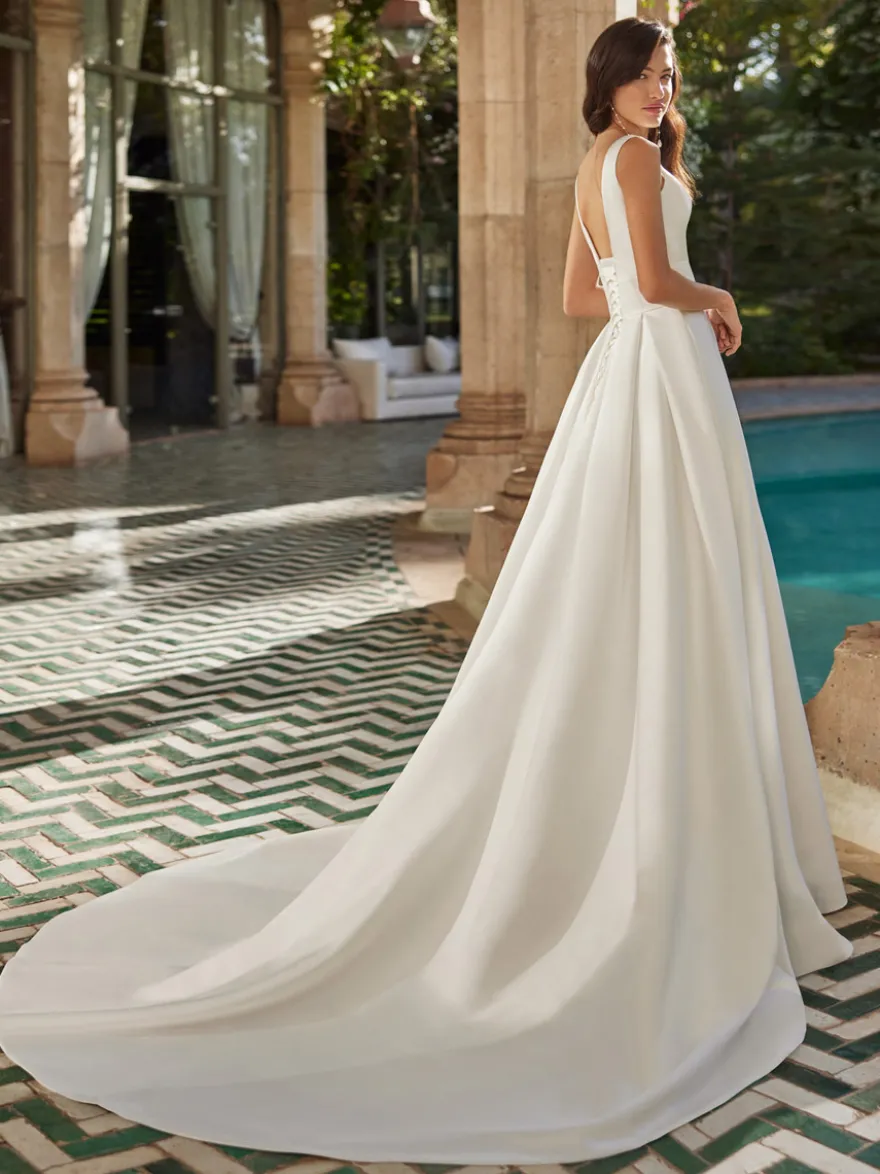 Robe de mariée simple en satin col V sans manche laçage sur dos à traîne