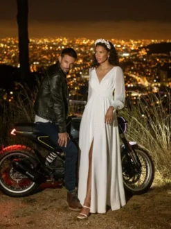 Robe de mariée simple en satin col V manche longue transparente jupe fendue