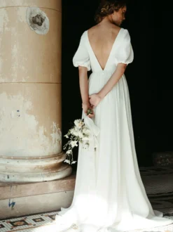 Robe de mariée simple en satin stretch crêpe col bateau manche courte avec petite traîne