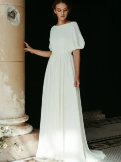 Robe de mariée simple en satin stretch crêpe col bateau manche courte avec petite traîne