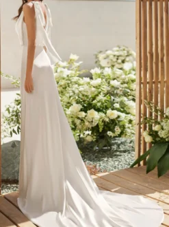 Robe de mariée simple en tissu satiné col en V sans manches robes de mariée A-ligne personnalisation gratuite